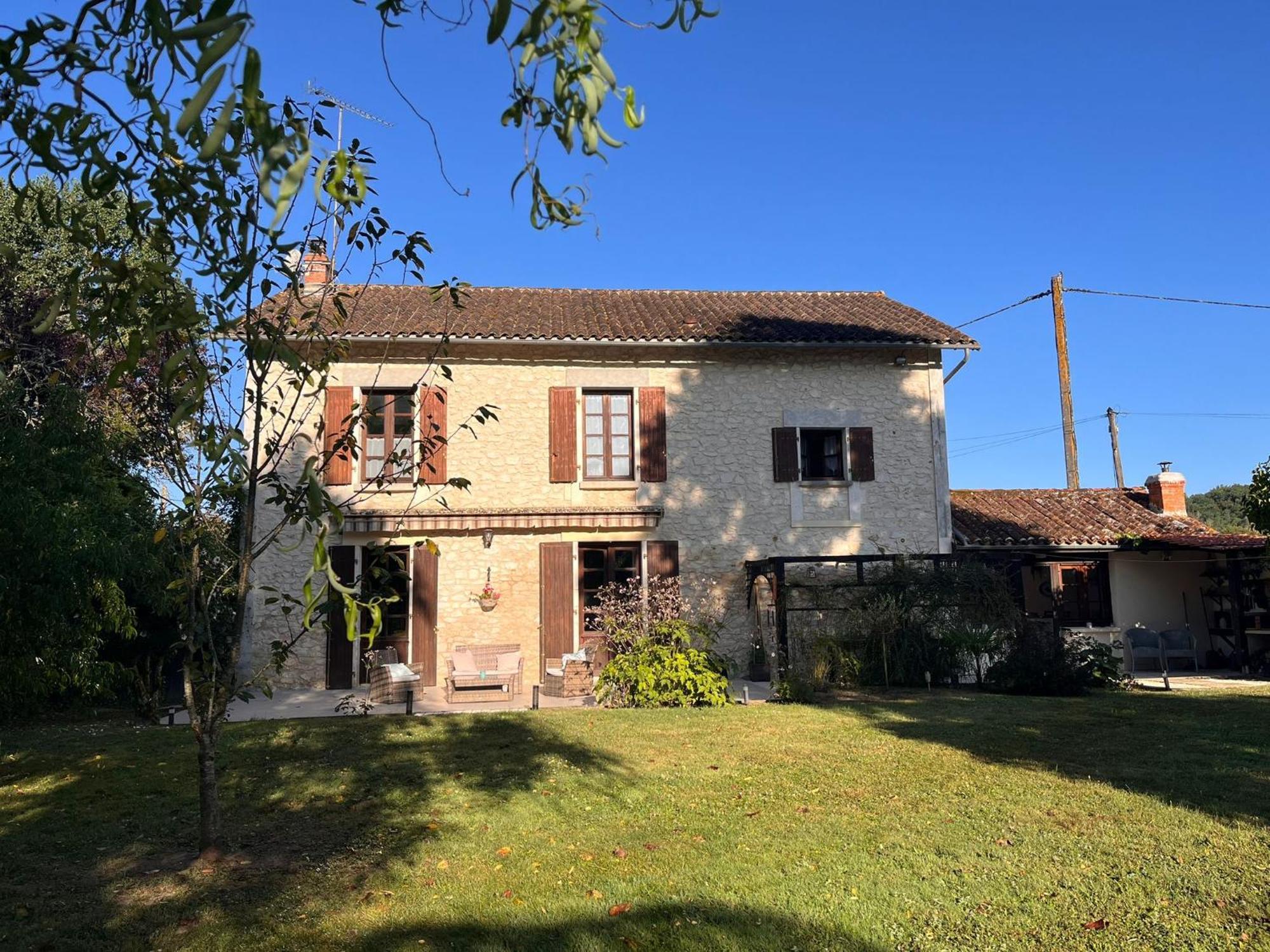Les Bruyeres B&B Montbron エクステリア 写真