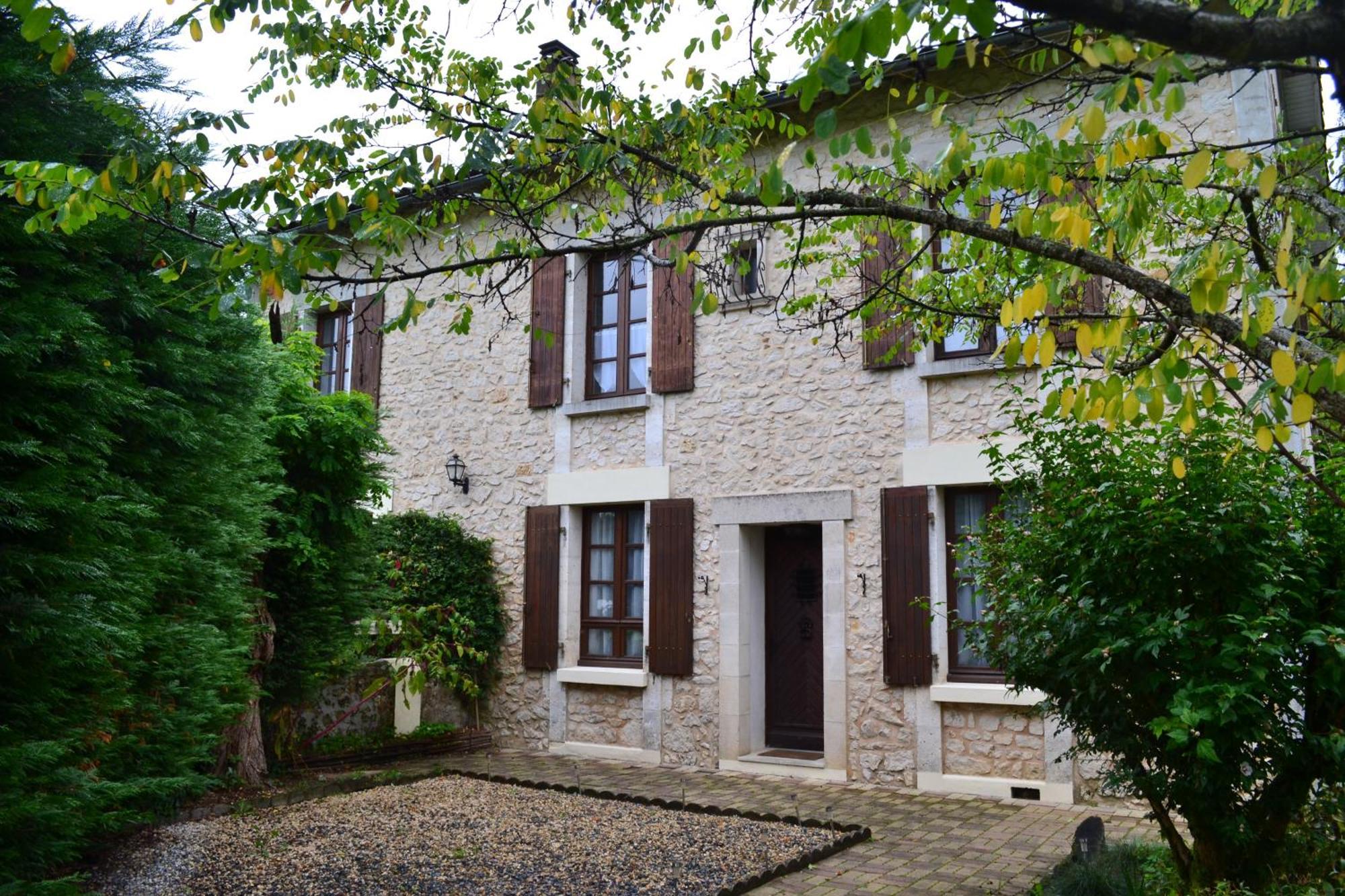 Les Bruyeres B&B Montbron エクステリア 写真